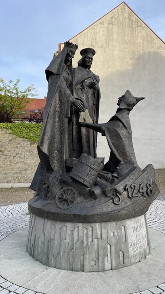Pomnik św. Kingi i księcia Bolesława Wstydliwego